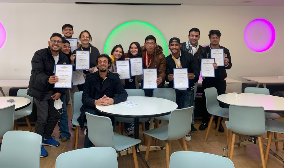 Professor interagindo com alunos
